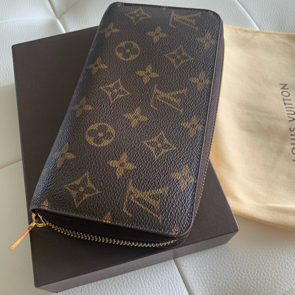 Louis Vuitton Zippy wallet